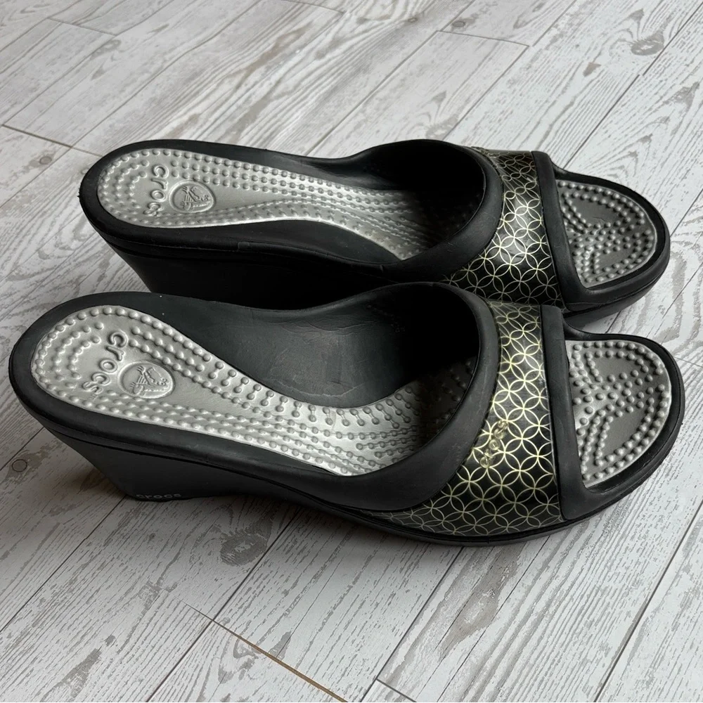 Crocs Sassari Slide‎ Wedge Sandals Black Gold Geometric Comfort Shoes sz 9 EUC